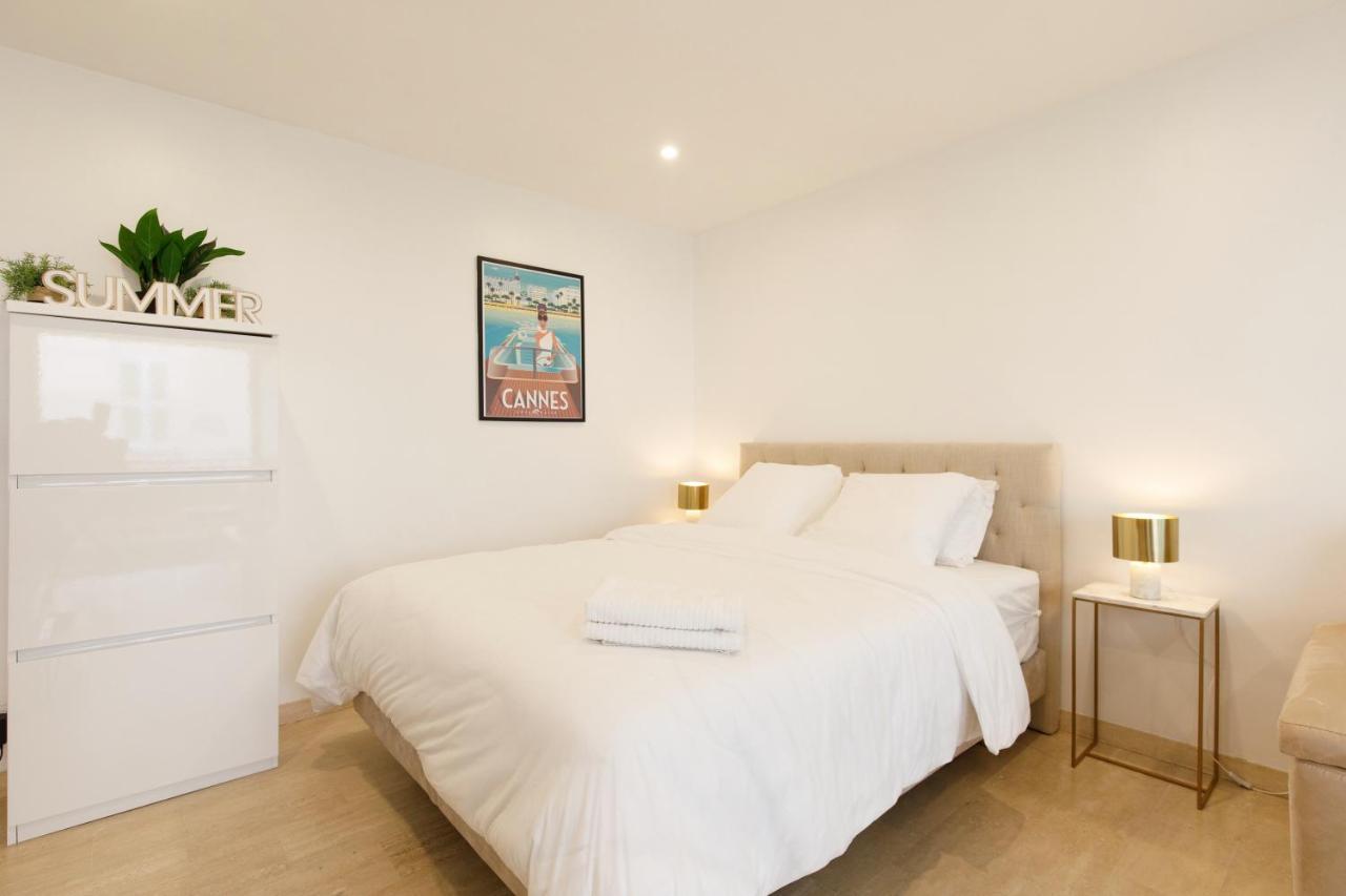 Elegant One Of Golden Square Apartment *